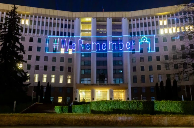 На здание парламента была спроецирована надпись «WeRemember»