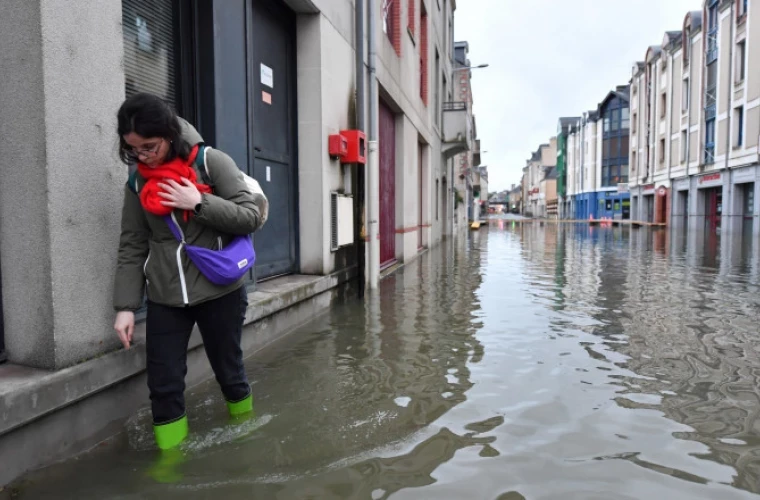 "Красный код" наводнений во Франции: уровень воды побил исторический рекорд